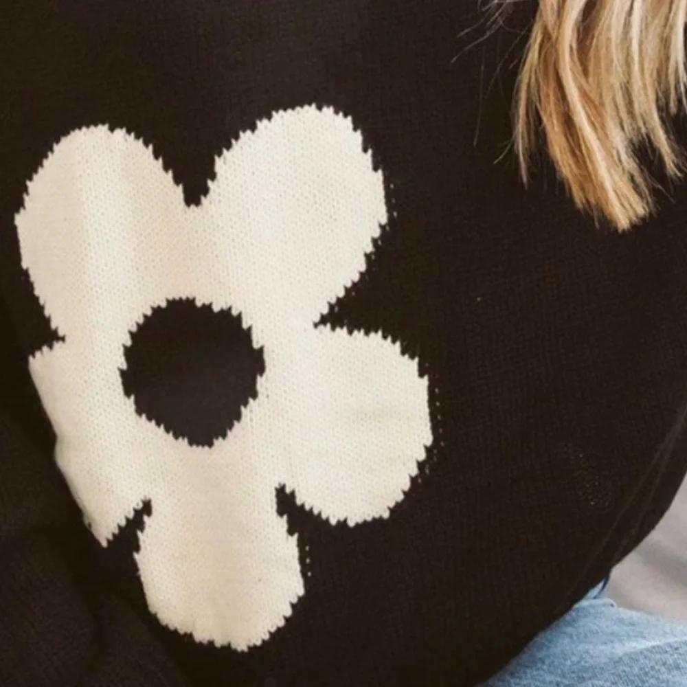 Retro…Flower Power…Cute Black n White Sweater - Picture 3 of 4